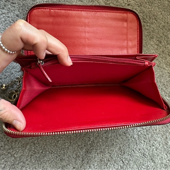 Good condition Chanel Camellia Wallet Red Patent Leather - Picture 4 of 7